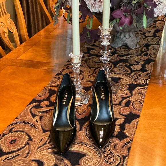 LAUREN RALPH LAUREN Black Patent Leather with Gold Rimmed Heels Size 7B - Picture 2 of 8